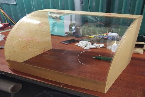 Hộp đặt nội khí quản mica trong ngăn virus Corona