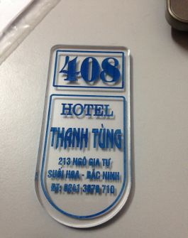 Móc khóa, thẻ số mica khắc phun sơn