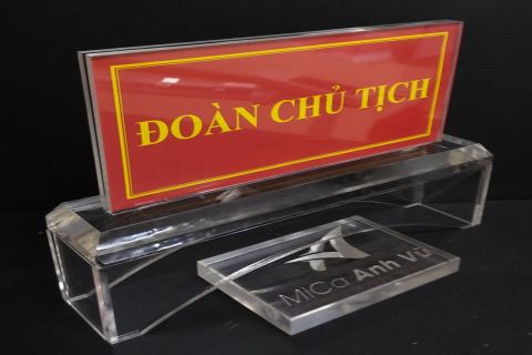 Kệ chức danh mica đế 2 lớp